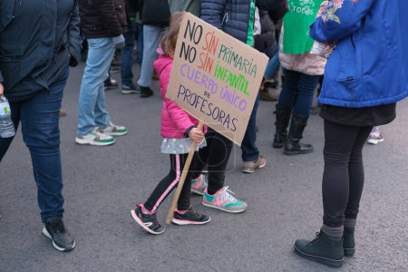 Foto de Varias personas durante una manifestación por una educación pública y de calidad, el 27 de febrero de 2024 en Madrid, España. - Imagen libre de derechos