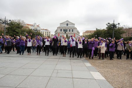 Téléchargez les photos : Les femmes réclament l'égalité avec un "flashmob" devant le Palais royal à l'occasion de la Journée internationale de la femme, vendredi prochain, 8 mars, 4 mars 2024, à Madrid, Espagne. - en image libre de droit