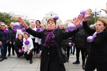 Foto de Las mujeres exigen igualdad con un 'flashmob' frente al Palacio Real con motivo del Día Internacional de la Mujer, el próximo viernes 8 de marzo, 4 de marzo de 2024, en Madrid, España. - Imagen libre de derechos