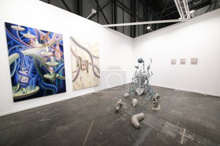 Foto de Visite la 43ª Feria Internacional de Arte Contemporáneo de ARCO en Madrid, España, el 06 de marzo de 2024. Un total de 205 galerías de 36 países diferentes han instalado stands en la feria. - Imagen libre de derechos