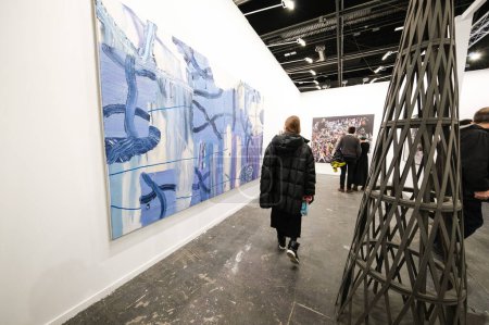 Foto de Visite la 43ª Feria Internacional de Arte Contemporáneo de ARCO en Madrid, España, el 06 de marzo de 2024. Un total de 205 galerías de 36 países diferentes han instalado stands en la feria. - Imagen libre de derechos