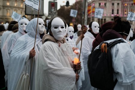 Téléchargez les photos : Plusieurs femmes manifestent lors de la manifestation 8M à l'occasion de la Journée internationale de la femme, sur la Plaza de Cibeles à Madrid le 8 mars 2024, Espagne - en image libre de droit