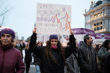 Foto de Varias mujeres protestan durante la manifestación del 8M en el Día Internacional de la Mujer, en la Plaza de Cibeles de Madrid el 8 de marzo de 2024, España - Imagen libre de derechos