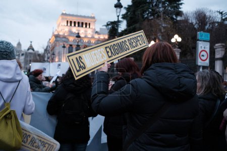 Foto de Varias mujeres protestan durante la manifestación del 8M en el Día Internacional de la Mujer, en la Plaza de Cibeles de Madrid el 8 de marzo de 2024, España - Imagen libre de derechos