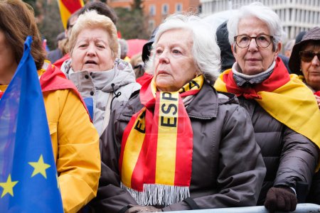 Téléchargez les photos : Plusieurs personnes lors d'un rassemblement appelant à la contre-la-amnista démission de Pedro Sanchez, sur la Plaza de Cibeles, le 9 mars 2024, à Madrid Espagne - en image libre de droit