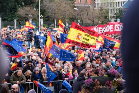 Téléchargez les photos : Plusieurs personnes lors d'un rassemblement appelant à la contre-la-amnista démission de Pedro Sanchez, sur la Plaza de Cibeles, le 9 mars 2024, à Madrid Espagne - en image libre de droit
