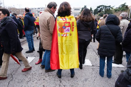 Foto de Varias personas durante una manifestación convocando a la renuncia contra la amnista de Pedro Sánchez, en la Plaza de Cibeles, el 9 de marzo de 2024, en Madrid España - Imagen libre de derechos
