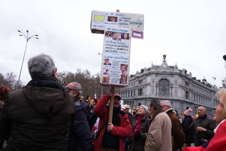 Foto de Varias personas durante una manifestación convocando a la renuncia contra la amnista de Pedro Sánchez, en la Plaza de Cibeles, el 9 de marzo de 2024, en Madrid España - Imagen libre de derechos