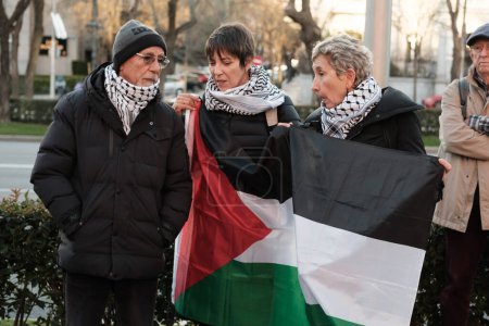 Foto de Varias personas durante la vigilia de solidaridad con el pueblo palestino, frente a la sede del Parlamento Europeo, el 10 de marzo de 2024 en Madrid, España. - Imagen libre de derechos