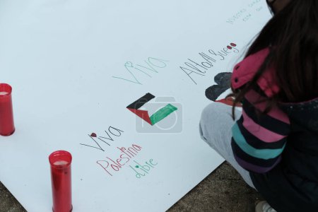 Foto de Varias personas durante la vigilia de solidaridad con el pueblo palestino, frente a la sede del Parlamento Europeo, el 10 de marzo de 2024 en Madrid, España. - Imagen libre de derechos