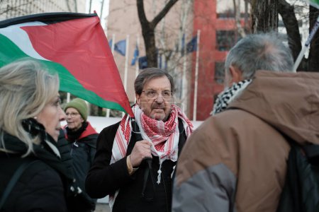 Téléchargez les photos : Plusieurs personnes lors de la veillée de solidarité avec le peuple palestinien, devant le siège du Parlement européen, le 10 mars 2024 à Madrid, Espagne. - en image libre de droit