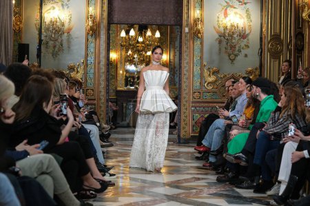 Foto de Modelo muestra las creaciones de LUCIA CANO durante la pasarela nupcial Atelier Couture dentro de la Semana de la Moda de Madrid, en el Palacio de Santa Isabel de Madrid. marzo, 2024 España - Imagen libre de derechos