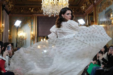 Téléchargez les photos : Modèle présente des créations de SARA OMATOS lors du défilé de mariage Atelier Couture dans le cadre de la Fashion Week de Madrid, au Palais Santa Isabel à Madrid. marzo, 2024 Espagne - en image libre de droit