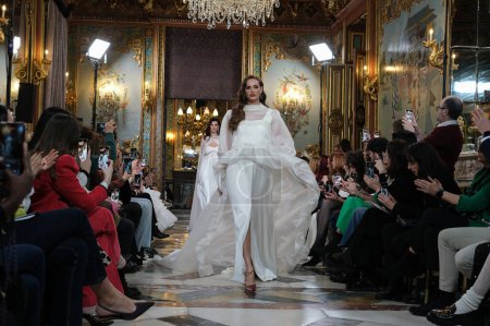 Téléchargez les photos : Modèle présente des créations de SARA OMATOS lors du défilé de mariage Atelier Couture dans le cadre de la Fashion Week de Madrid, au Palais Santa Isabel à Madrid. marzo, 2024 Espagne - en image libre de droit