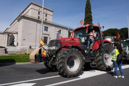 Foto de Varios tractores durante una protesta de agricultores y ganaderos para exigir mejoras en el sector rural en el centro de Madrid, el 17 de marzo de 2024. - Imagen libre de derechos