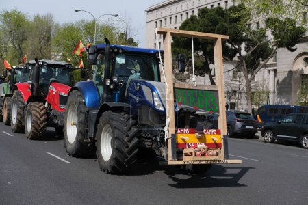 Téléchargez les photos : Plusieurs tracteurs lors d'une manifestation des agriculteurs et des éleveurs pour exiger des améliorations dans le secteur rural dans le centre de Madrid, le 17 mars 2024. - en image libre de droit