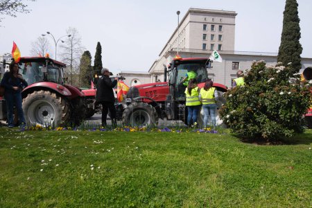 Foto de Varios tractores durante una protesta de agricultores y ganaderos para exigir mejoras en el sector rural en el centro de Madrid, el 17 de marzo de 2024. - Imagen libre de derechos