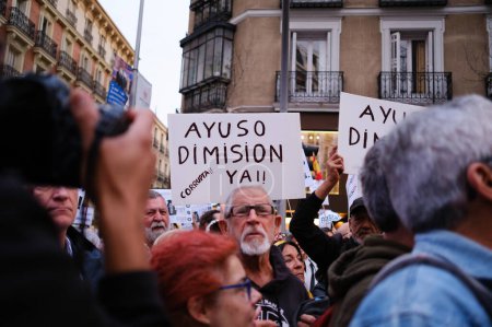 Téléchargez les photos : Manifestants devant le siège du PP pour demander la démission d'Isabel Daz Ayuso en raison des scandales de corruption de son partenaire, à Madrid, 20 mars 2024 Espagne - en image libre de droit