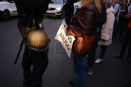 Téléchargez les photos : Manifestants devant le siège du PP pour demander la démission d'Isabel Daz Ayuso en raison des scandales de corruption de son partenaire, à Madrid, 20 mars 2024 Espagne - en image libre de droit