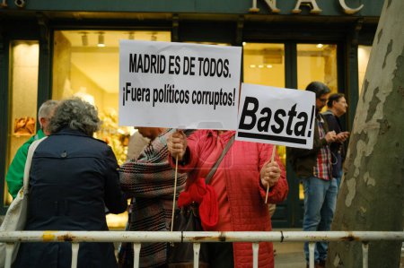 Foto de Manifestantes frente a la sede del PP para exigir la renuncia de Isabel Daz Ayuso debido a los escándalos de corrupción de su pareja, en Madrid, 20 de marzo de 2024 España - Imagen libre de derechos
