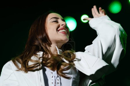 Téléchargez les photos : La chanteuse Nicki Nicole se produit lors du concert de tournée Abre su alma au Wizkcenter de Madrid. 21 mars 2024 Espagne - en image libre de droit