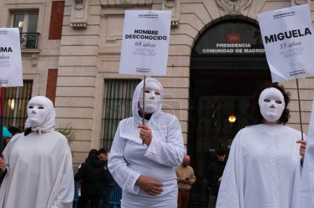 Téléchargez les photos : Les groupes féministes se rassemblent pour les derniers meurtres machistes, à Puerta del Sol à Madrid, le 25 mars 2024 à Madrid, Espagne. Le ministère de l'Égalité a confirmé le sixième meurtre par violence masculine à ce jour en 2024 - en image libre de droit