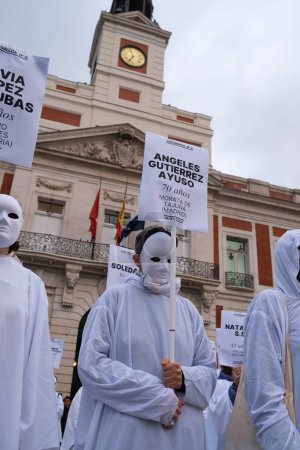 Foto de Grupos feministas se manifiestan por los últimos asesinatos machistas, en la Puerta del Sol de Madrid, el 25 de marzo de 2024 en Madrid, España. El Ministerio de Igualdad ha confirmado el sexto asesinato por violencia masculina hasta ahora en 2024 - Imagen libre de derechos