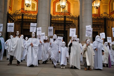 Téléchargez les photos : Les groupes féministes se rassemblent pour les derniers meurtres machistes, à Puerta del Sol à Madrid, le 25 mars 2024 à Madrid, Espagne. Le ministère de l'Égalité a confirmé le sixième meurtre par violence masculine à ce jour en 2024 - en image libre de droit