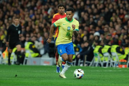 Téléchargez les photos : Raphinha du Brésil lors du match amical entre l'Espagne et le Brésil au stade Santiago Bernabeu à Madrid le 26 Mars Espagne - en image libre de droit