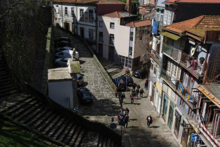 Téléchargez les photos : Vue sur le Barrio Do Barredo dans le centre historique de Porto, 1er avril 2024, Portugal - en image libre de droit