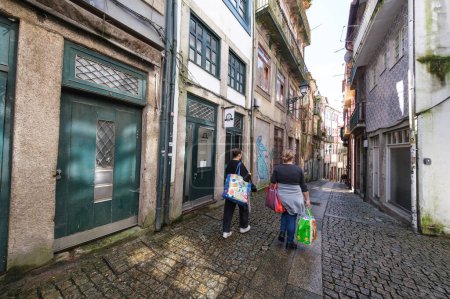 Téléchargez les photos : Vue sur le Barrio Do Barredo dans le centre historique de Porto, 1er avril 2024, Portugal - en image libre de droit