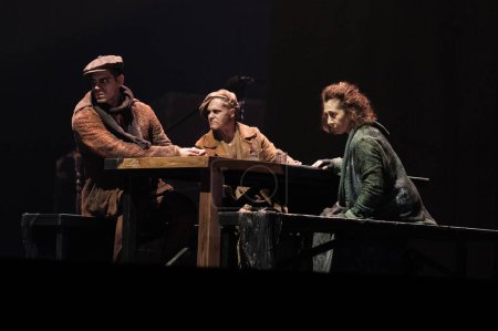 Téléchargez les photos : Les acteurs se produisent lors de la présentation de l'opéra JUAN JOSE au Théâtre Zarzuela à Madrid. 2 avril 2024, Espagne - en image libre de droit