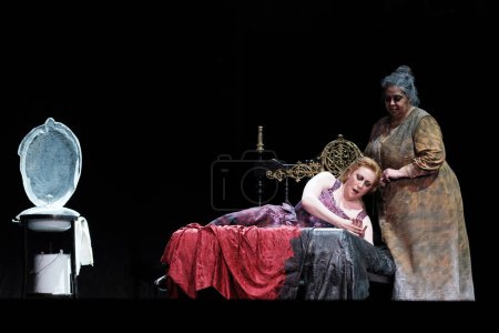 Téléchargez les photos : Les acteurs se produisent lors de la présentation de l'opéra JUAN JOSE au Théâtre Zarzuela à Madrid. 2 avril 2024, Espagne - en image libre de droit