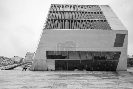Foto de Vista de la Sala de Conciertos Casa de Música del arquitecto Rem Koolhaas, inaugurada en 2005, Portugal, 3 de abril de 2024 en Oporto. - Imagen libre de derechos