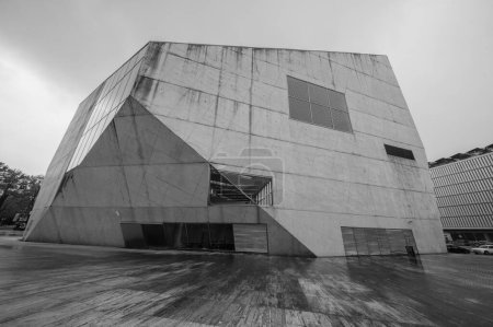 Téléchargez les photos : Vue de la salle de concert Casa de Musica par l'architecte Rem Koolhaas, inaugurée en 2005, Portugal, 3 avril 2024 à Porto. - en image libre de droit