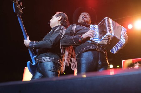 Téléchargez les photos : Le groupe musical Los Tigres Del Norte se produit lors d'un concert au WizCenter de Madrid, le 4 avril 2024, Espagne - en image libre de droit