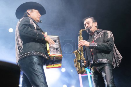 Téléchargez les photos : Le groupe musical Los Tigres Del Norte se produit lors d'un concert au WizCenter de Madrid, le 4 avril 2024, Espagne - en image libre de droit