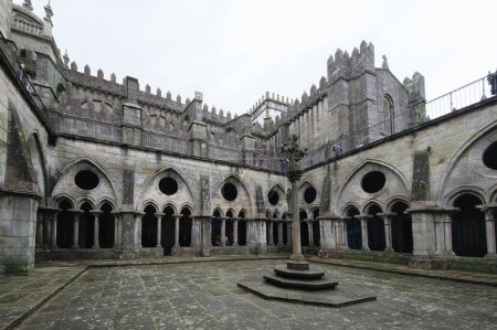 Foto de La Catedral de Oporto (S do Porto) es una iglesia católica situada en el centro histórico de la ciudad de Oporto, el 5 de abril de 2024 Portugal - Imagen libre de derechos