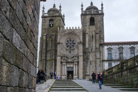 Téléchargez les photos : La cathédrale de Porto (S do Porto) est une église catholique romaine située dans le centre historique de la ville de Porto, le 5 avril 2024 Portugal - en image libre de droit