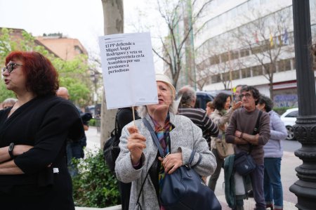 Téléchargez les photos : Manifestants devant le siège du PP pour demander la démission d'Isabel Daz Ayuso en raison des scandales de corruption de son partenaire 06 avril 2024 à Madrid Espagne - en image libre de droit