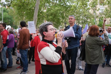 Foto de Manifestantes frente a la sede del PP para exigir la renuncia de Isabel Daz Ayuso debido a los escándalos de corrupción de su pareja 06 de abril 2024 en Madrid España - Imagen libre de derechos