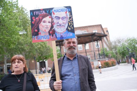 Téléchargez les photos : Manifestants devant le siège du PP pour demander la démission d'Isabel Daz Ayuso en raison des scandales de corruption de son partenaire 06 avril 2024 à Madrid Espagne - en image libre de droit