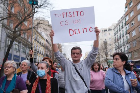 Foto de Manifestantes frente a la sede del PP para exigir la renuncia de Isabel Daz Ayuso debido a los escándalos de corrupción de su pareja 06 de abril 2024 en Madrid España - Imagen libre de derechos