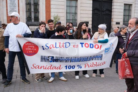 Mehrere Menschen während der Kundgebung, die am 7. April 2024 auf der Puerta del Sol in Madrid ein 100% iges öffentliches und qualitativ hochwertiges europäisches Gesundheitssystem fordert
