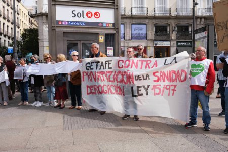 Téléchargez les photos : Plusieurs personnes lors du rassemblement exigeant un système de santé européen 100 % public et de qualité, à Puerta del Sol, le 7 avril 2024, à Madrid Espagne - en image libre de droit