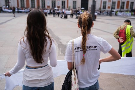 Foto de Varias personas durante la manifestación exigiendo un sistema sanitario europeo 100% público y de calidad, en Puerta del Sol, el 7 de abril de 2024, en Madrid España - Imagen libre de derechos