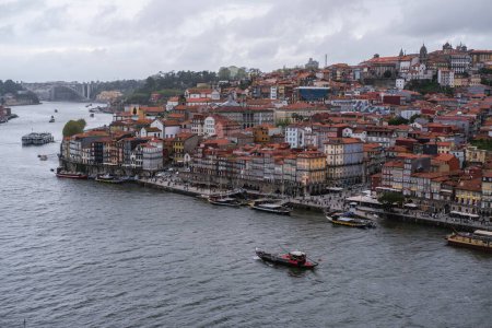 Téléchargez les photos : View of the Porto Riviera, stretching along thee Douro River between the cities of Porto and Vila Nova de Gaia, April 15, 2024 in Portugal. - en image libre de droit