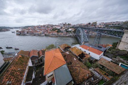 Foto de Vista del Puente Luis I, un puente de arco metálico de dos pisos que atraviesa el río Duero entre las ciudades de Oporto y Vila Nova de Gaia, 15 de abril de 2024 en Portugal. - Imagen libre de derechos