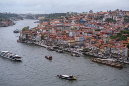 Foto de Vista de la Riviera de Oporto, que se extiende a lo largo del río Duero entre las ciudades de Oporto y Vila Nova de Gaia, 15 de abril de 2024 en Portugal. - Imagen libre de derechos
