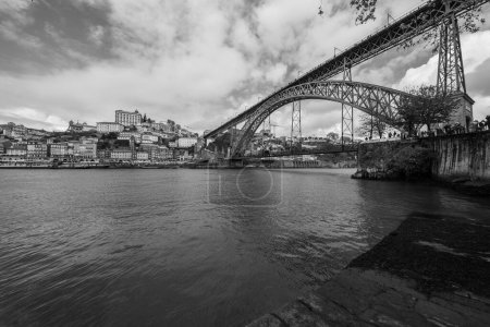 Téléchargez les photos : Vue du pont Luis I, un pont à deux étages en arc métallique qui enjambe le fleuve Douro entre les villes de Porto et Vila Nova de Gaia, 15 avril 2024 au Portugal. - en image libre de droit